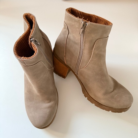 Korks-Ease Esmerelda Taupe Suede Lug Sole Block Heel Ankle Booties Size 8 - Picture 1 of 12